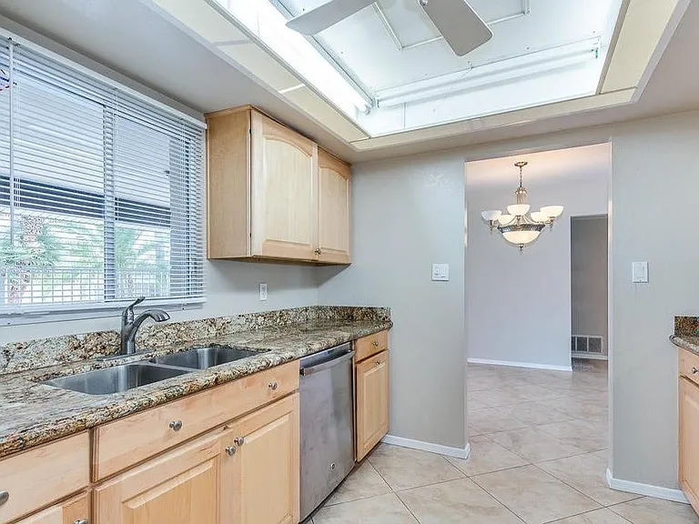 2439 E Del Rio Dr — Photo 29