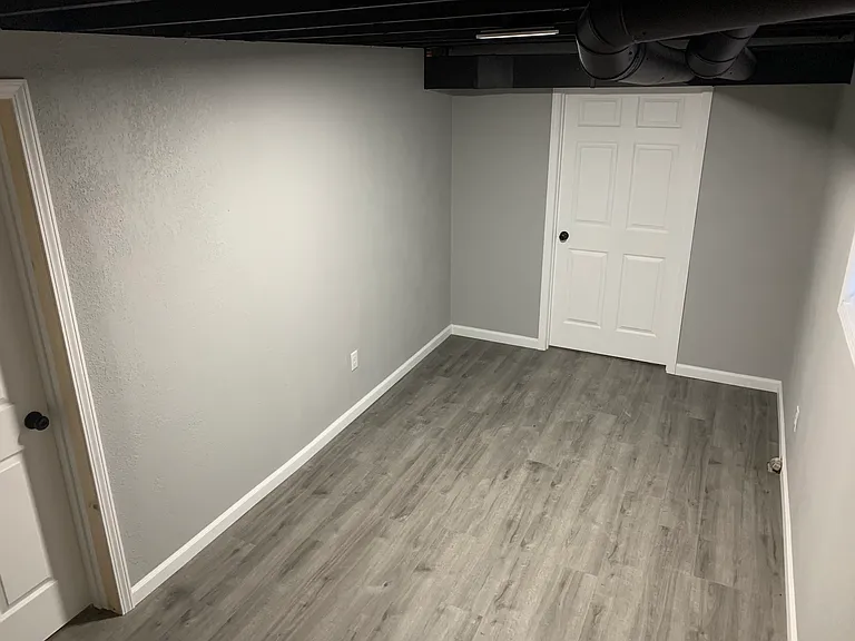 140 N Oak St — Photo 2