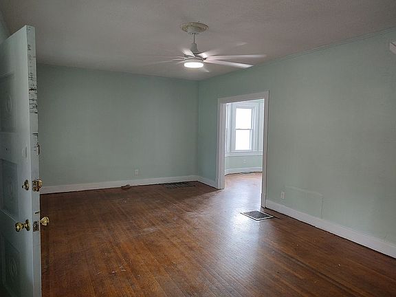 4th image of 2148 Glenworth Ave