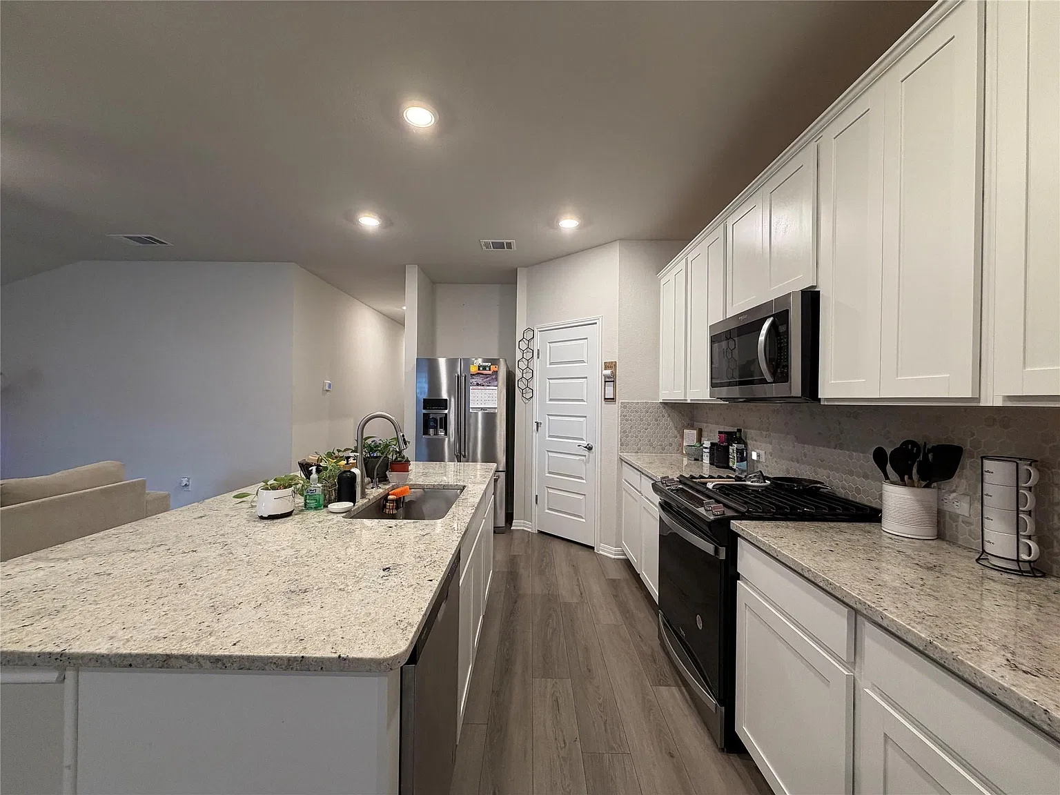 4 bed, 2.0 bath, 1720 sqft, $2,250 — Photo 3