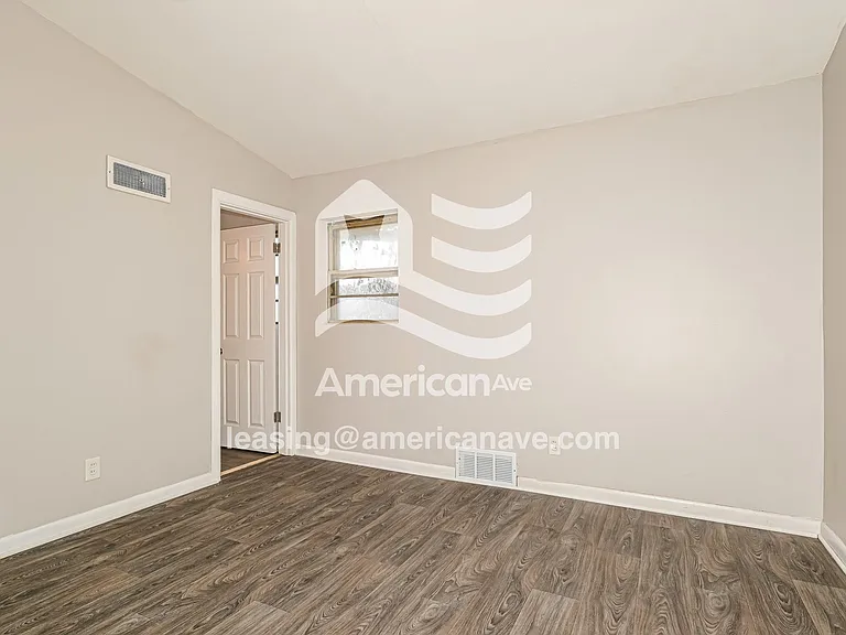 908179_012_bedroom_13.jpg