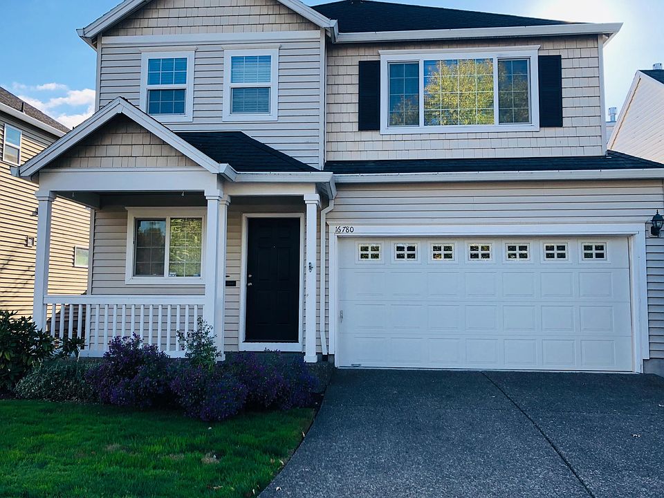 Single family home with 2 car garage