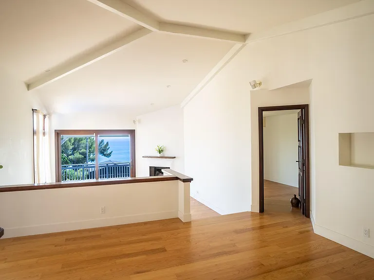 2521 Whitney Ave — Photo 3