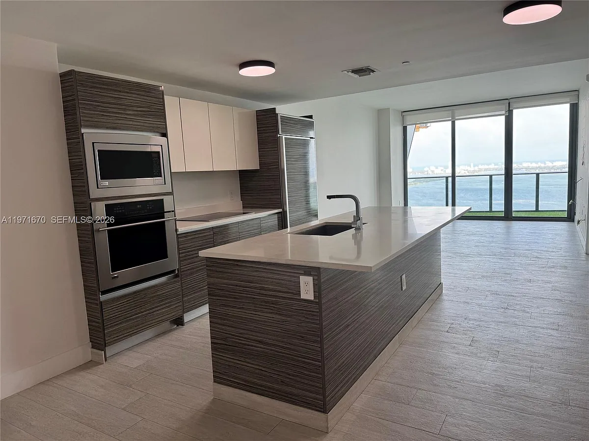 Building Photo - 460 NE 28th St #3906