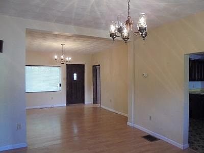 5th image of 213 Oak St