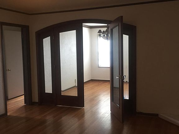 3rd image of 594 Poli St