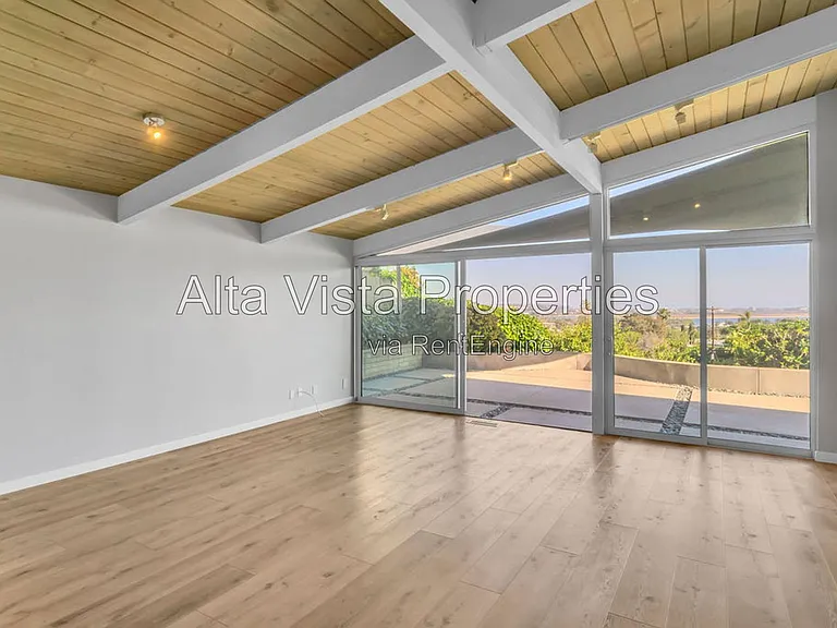 2569 Loring St — Photo 11