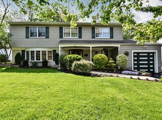 14 Leslie Ln, Huntington, NY 11743