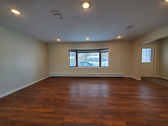 4th image of 2861 Longfellow Rd N