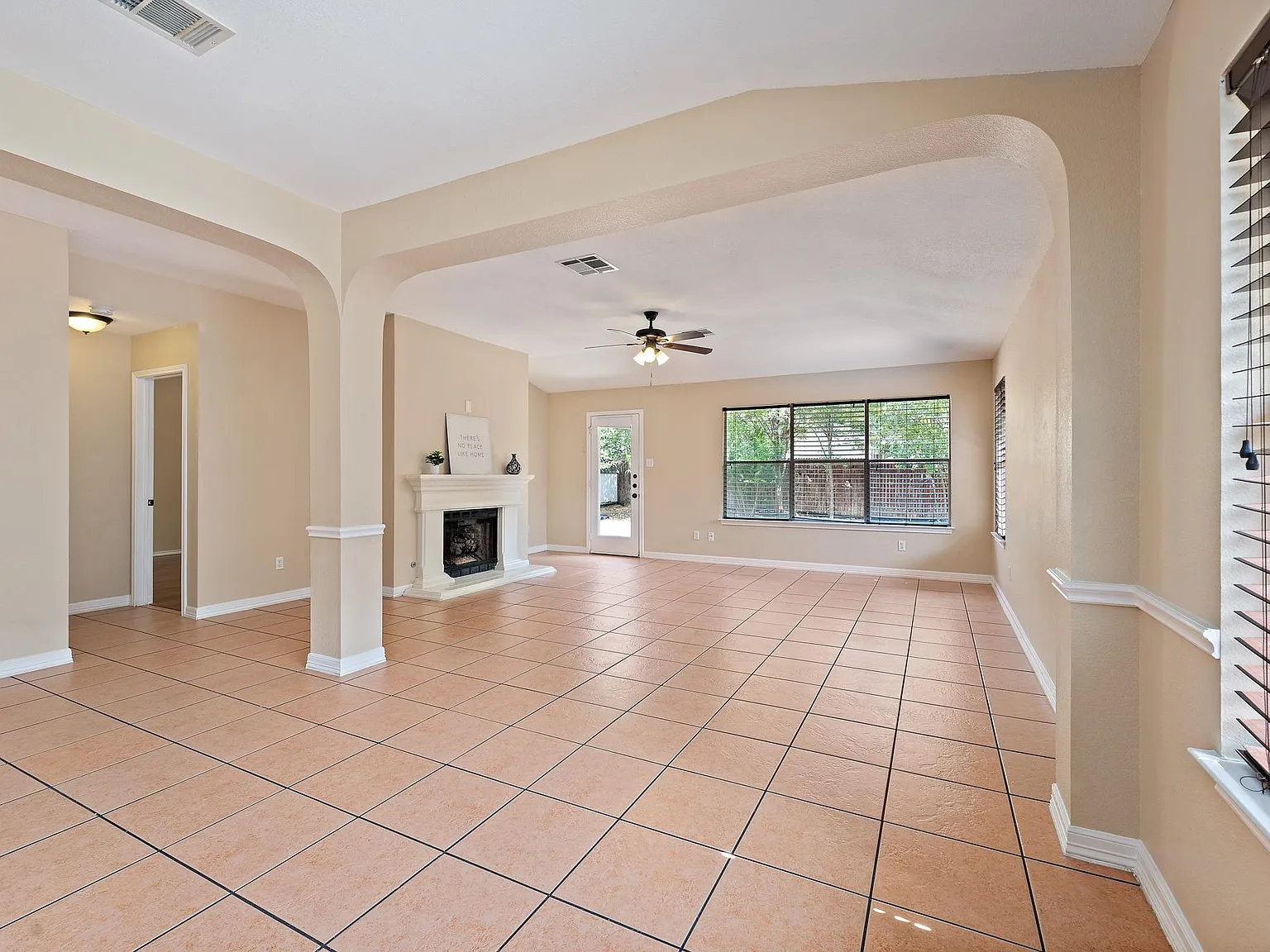 4 bed, 2.0 bath, 2101 sqft, $2,200 — Photo 4