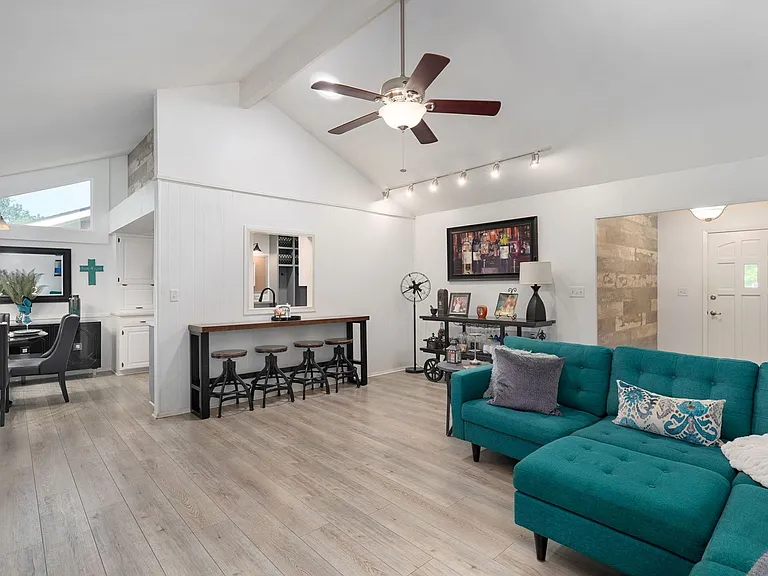 2351 S Rogers Ave — Photo 9