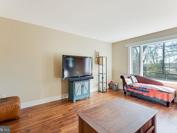 4th image of 613 Harbor Dr