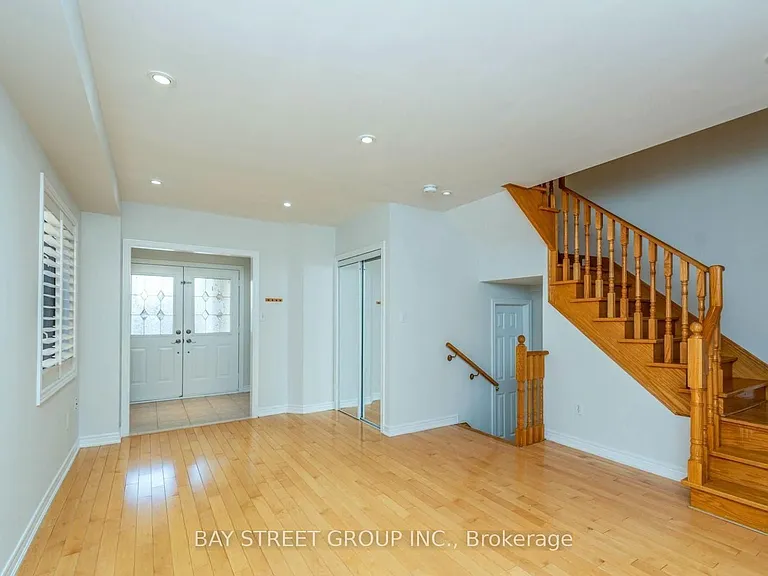 130 Royal Appian Cres — Photo 2