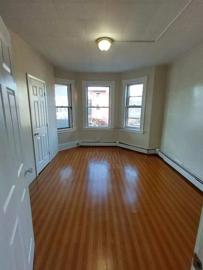 3 bed, 900 sqft, $1,300 — Photo 4