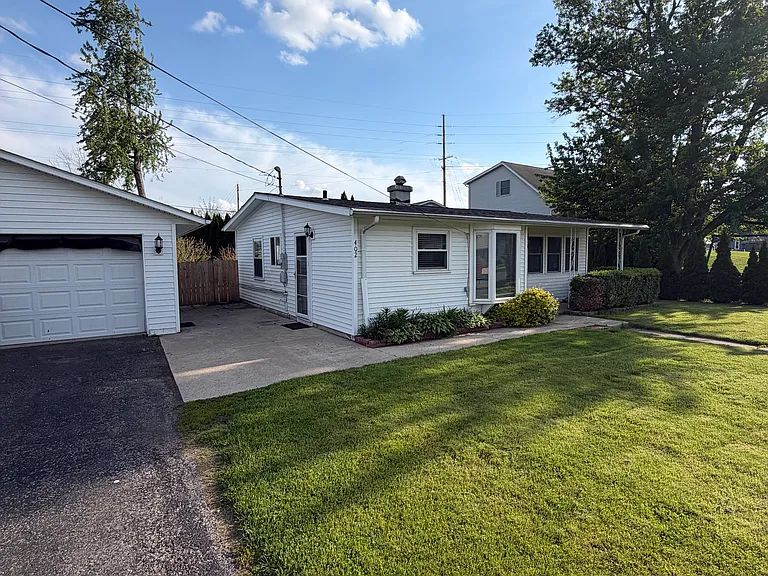 402 Roseberry St — Photo 1