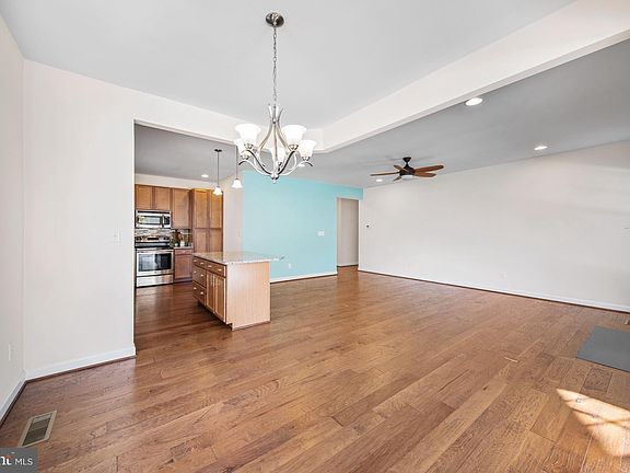 5th image of 23755 Pembroke Ln