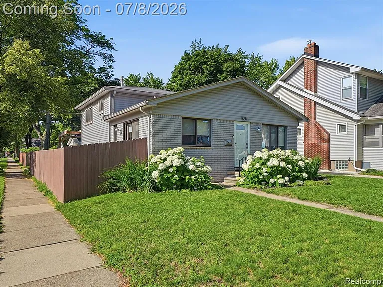 828 E 2nd St — Photo 2