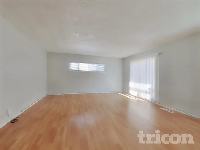 573 Laurel St — Photo 3