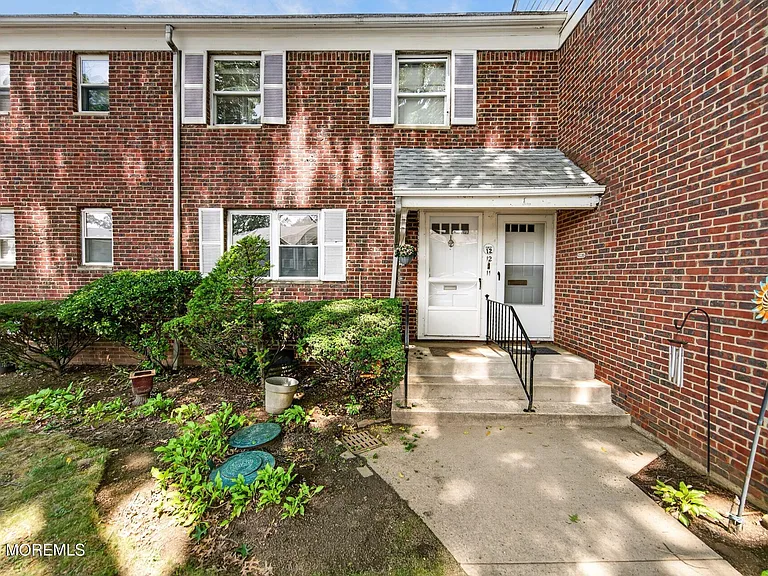 11 Manor Dr #111 — Photo 3