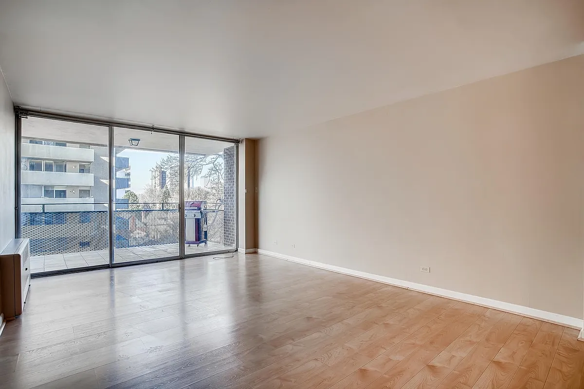 Building Photo - 1200 Vine St #5D