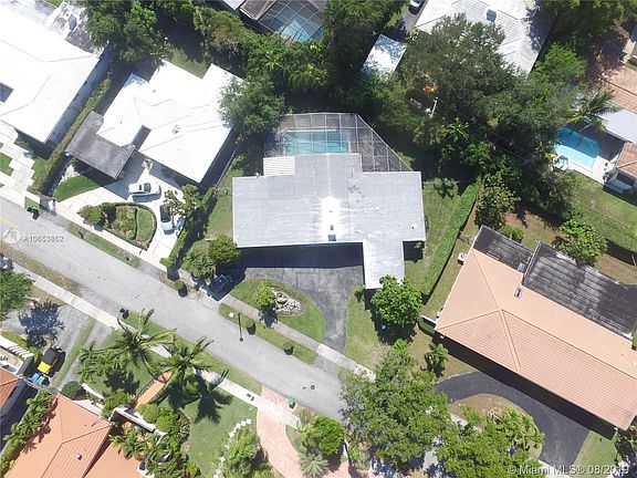 4th image of 58 Shore Dr W