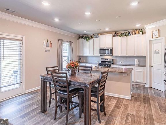 3rd image of 103 Creekside Bluff Way