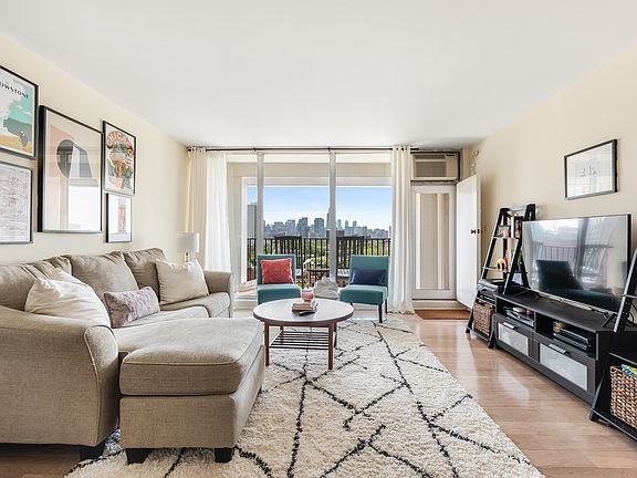 2nd image of 1960 N Lincoln Park W APT 1005