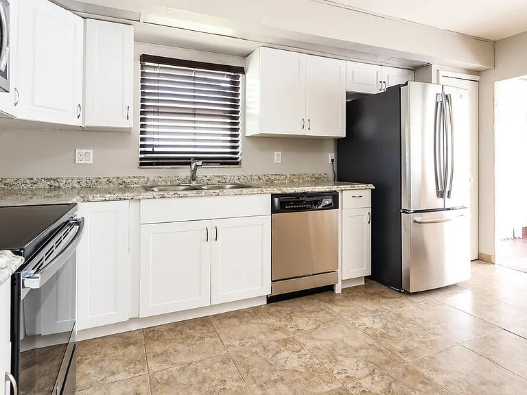 1414 NE Van Loon Ln — Photo 5