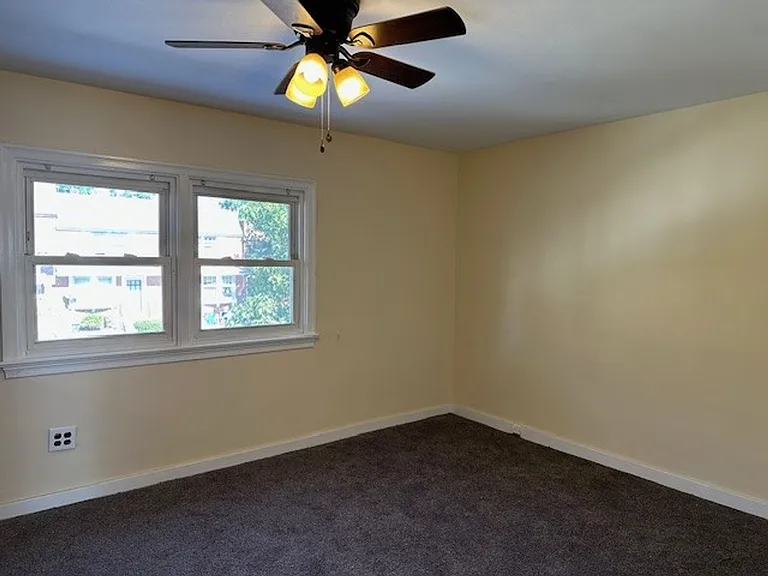 2437 Mercer St — Photo 9