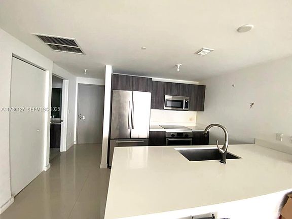 3rd image of 488 NE 18th St #4905