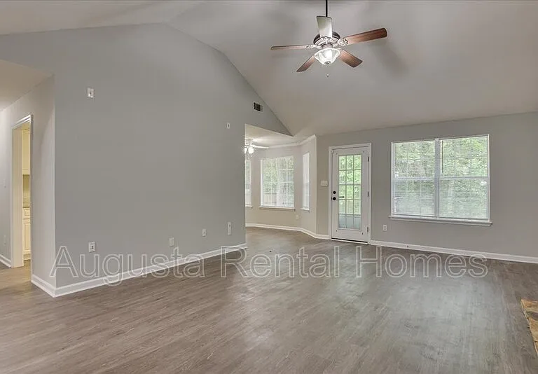 690 Monroe St — Photo 6