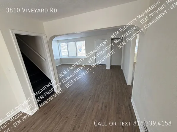 3810 Vineyard Rd, Kansas City, MO 64128