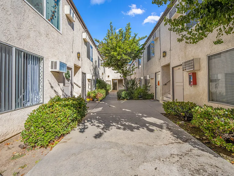 5900 Reseda Blvd — Photo 17