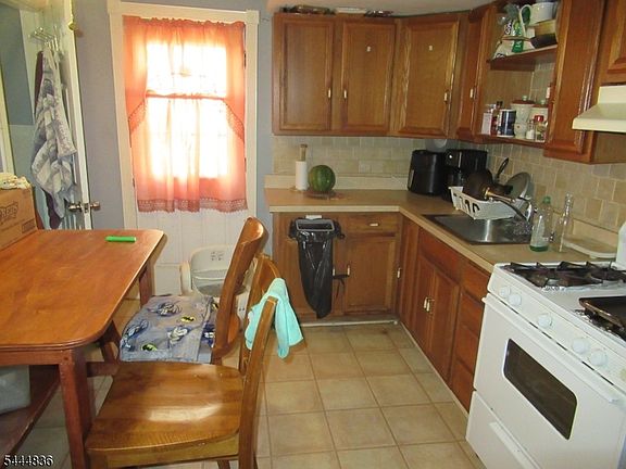 3rd image of 137 Thompson Ave