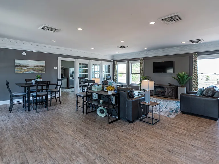 Lakeview Apartments & Townhomes — Photo 6