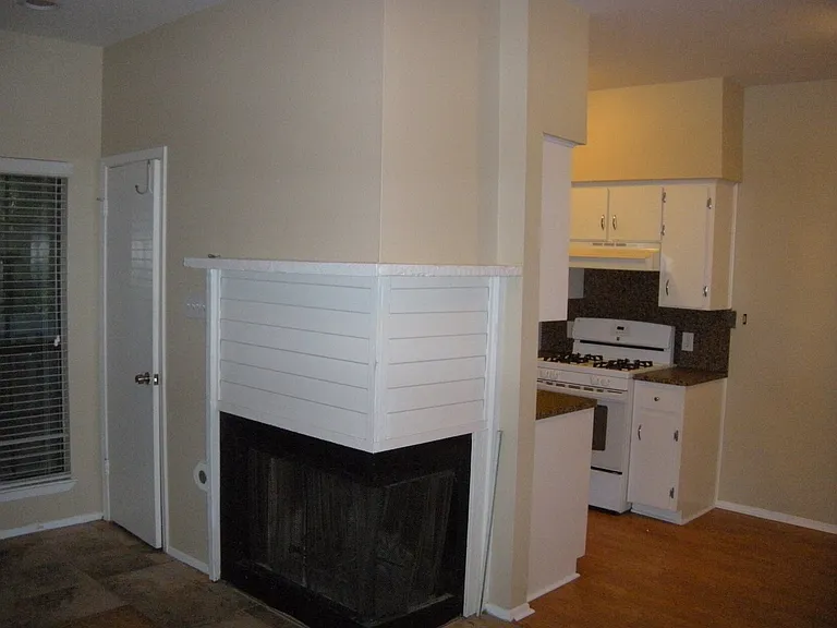 303 W 35th St #203 — Photo 3