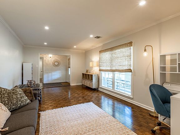 5th image of 210 Laurence Ave