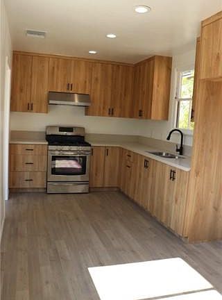 5th image of 3040 N Buena Vista St