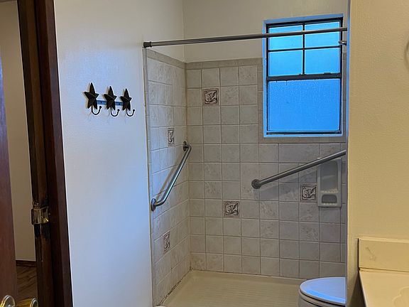 4th image of 1017 Shelley Dr
