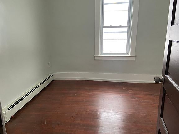 3rd image of 926 Niagara St #2B