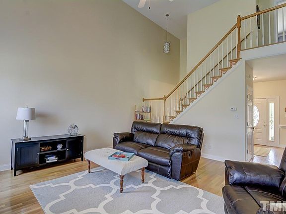 5th image of 127 Greenlyn Dr