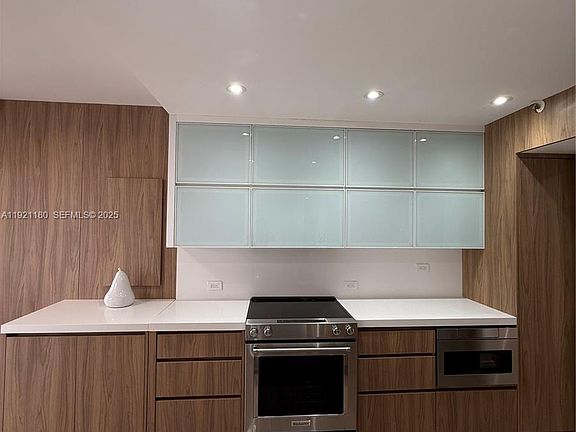 5th image of 20191 E Country Club Dr APT 504