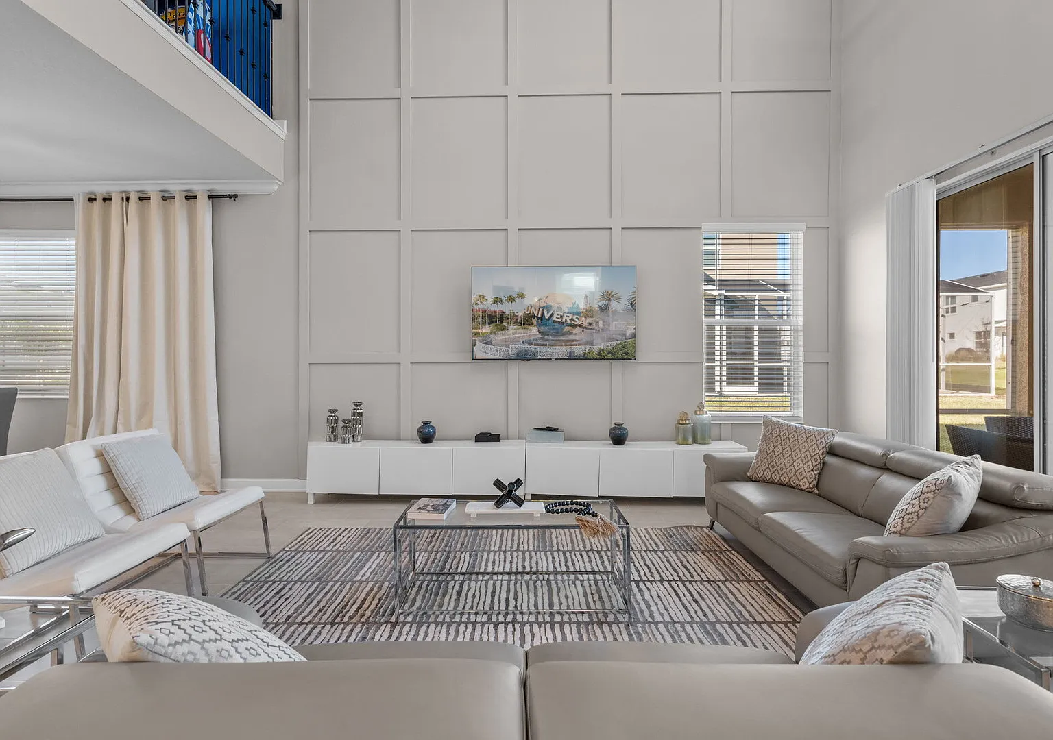 Stylish 5BR Home with Themed Bedrooms — Photo 1