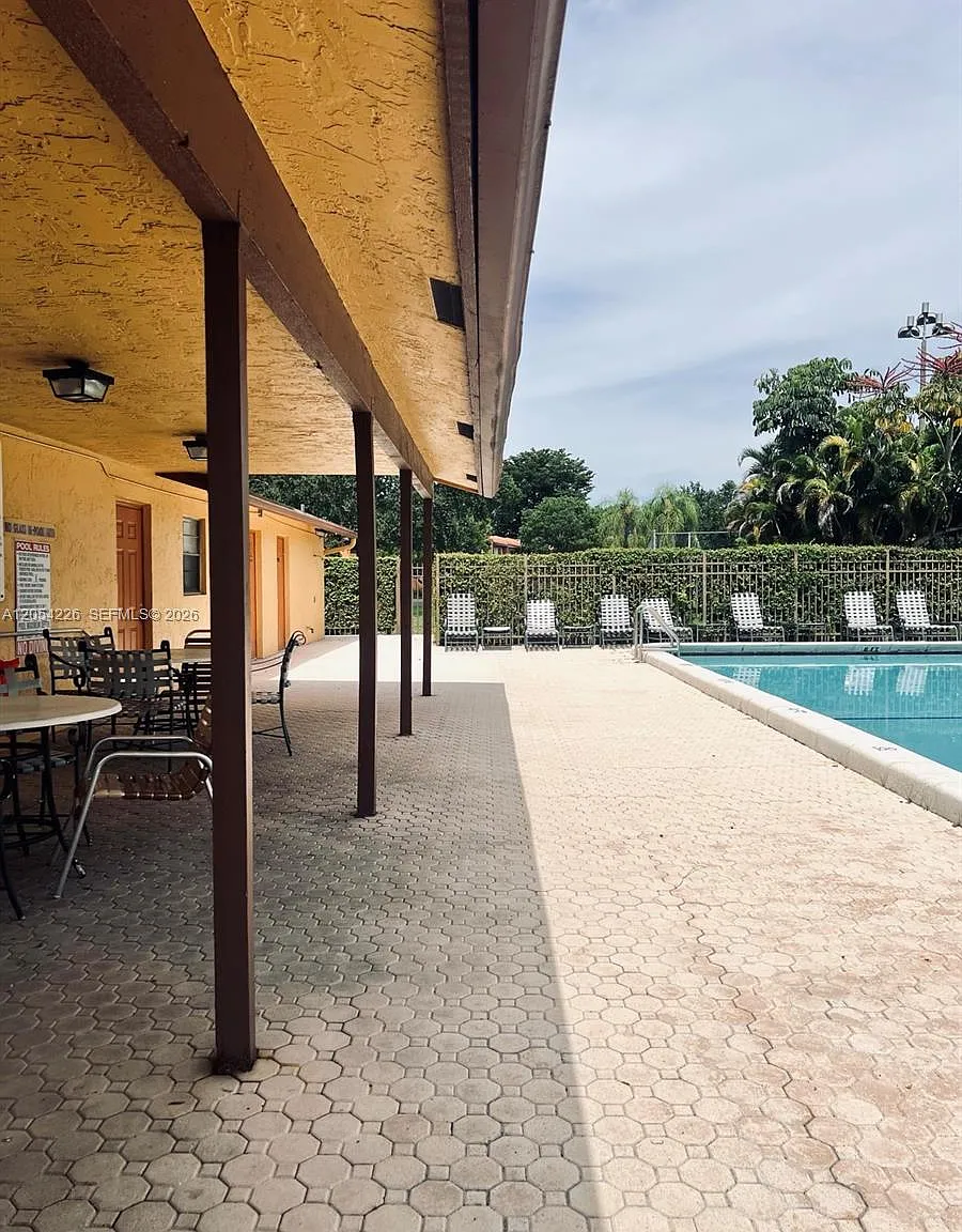 Lakeshore Club — Photo 3