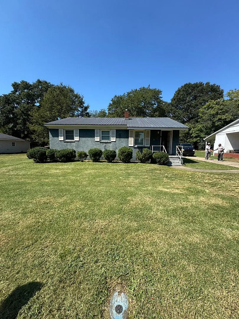 3 Bedroom House with 1 Bath — Photo 2