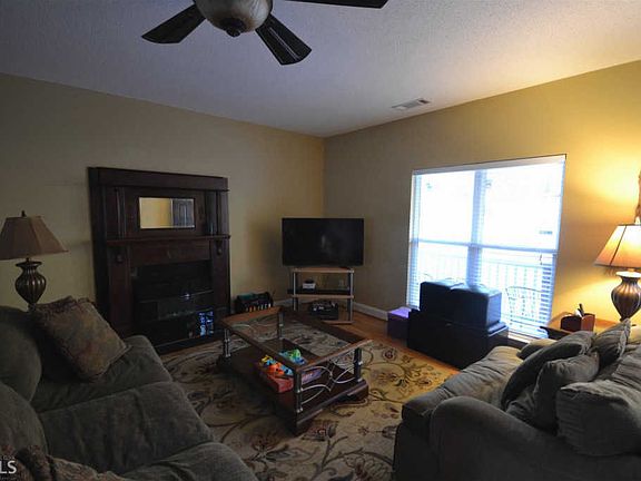 4th image of 427 Chateau Dr