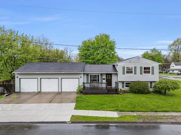 345 Center St, Fenton, MI 48430