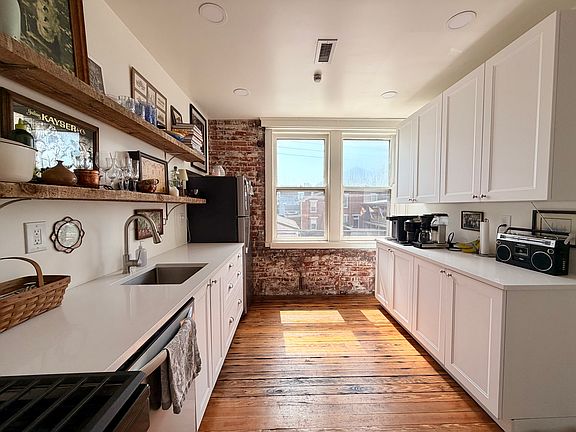 3rd image of 1104 Russell St APT 2