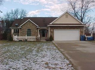 10408 Maumee Dr, Demotte, IN 46310