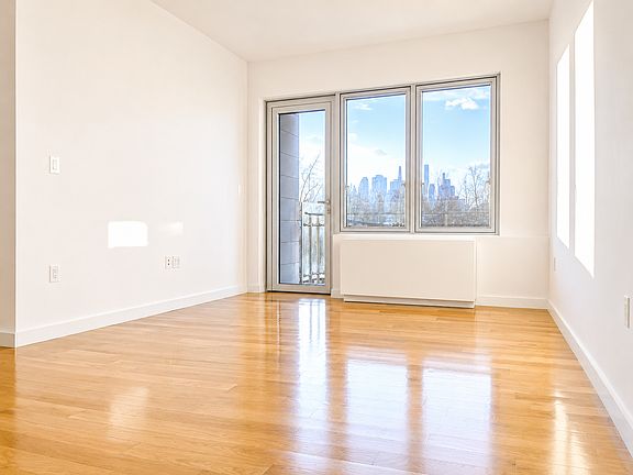 3rd image of 31-43 Vernon Blvd Unit 603